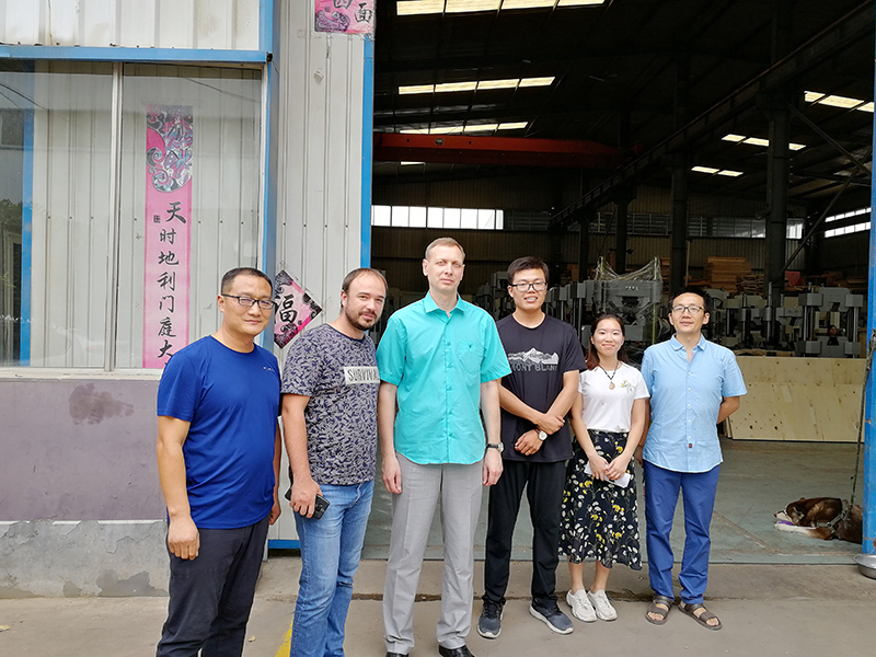 俄羅斯客戶到廠驗收機器，獲得客戶一致好評